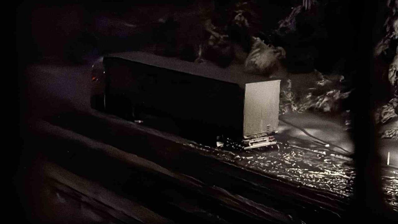 TEM Otoyolu Bolu geçişinde 3 tırın yolu kapatmasıyla Ankara yönünde ulaşım durdu