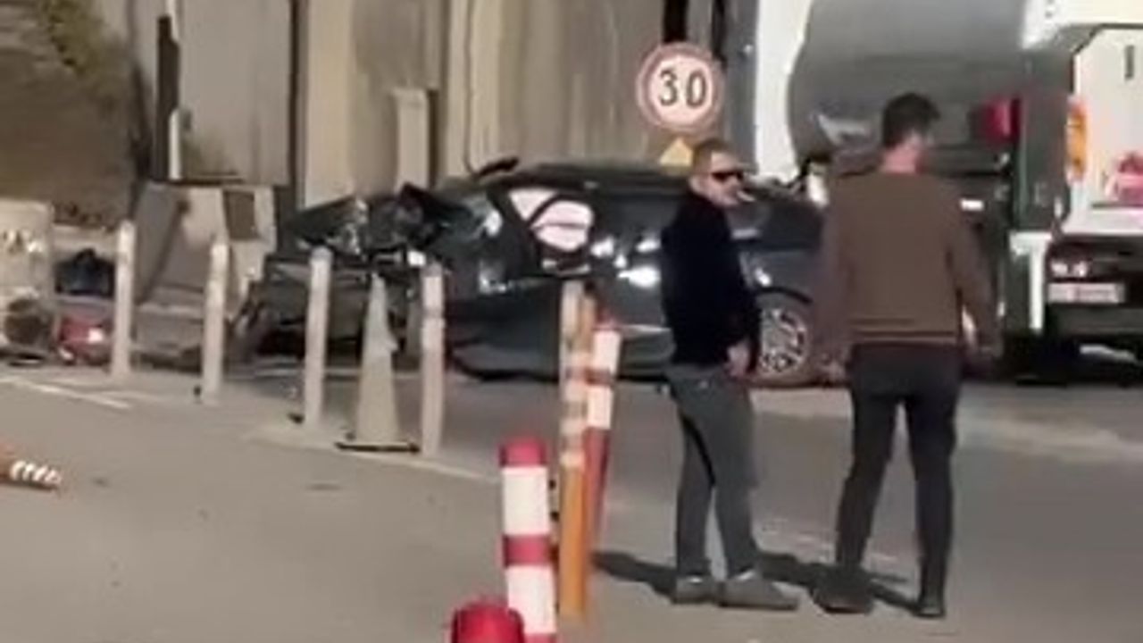 TEM Otoyolu gişelerine çarpan otomobil kullanılmaz hale geldi