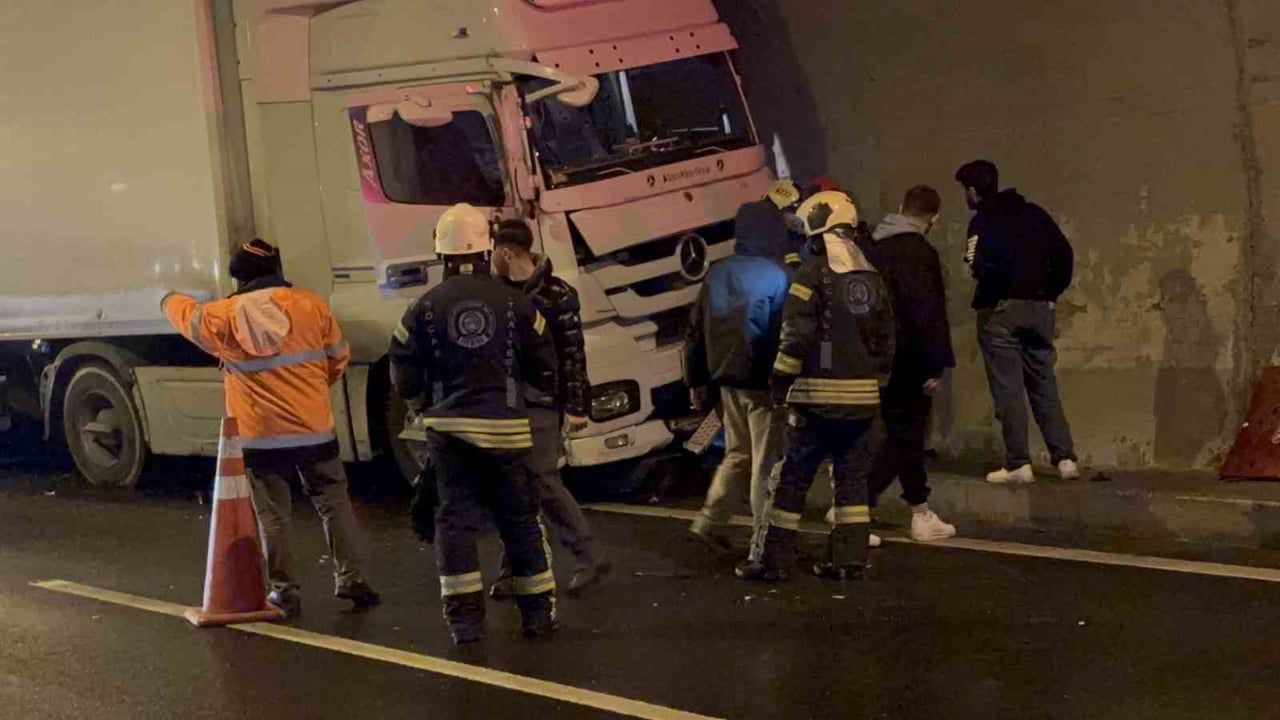 TEM Otoyolu'nda otomobil tır ile tünel duvarı arasında sıkıştı