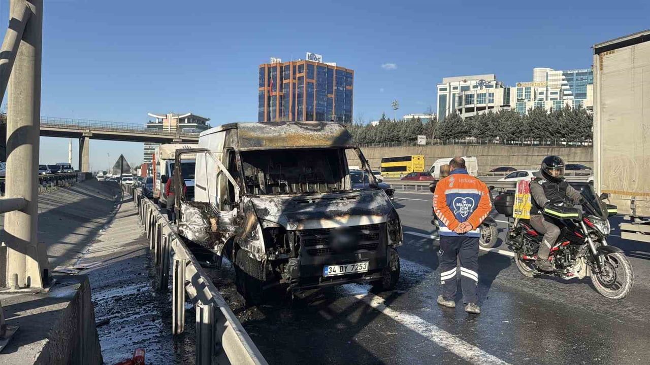 TEM Otoyolu'nda panelvan alev aldı — sürücü son anda kurtuldu