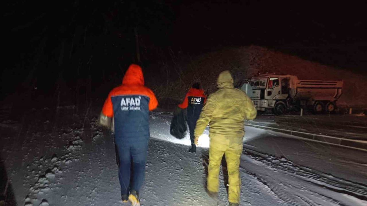 Tendürek Geçidi'nde Tipi Nedeniyle Yaklaşık 100 Araç Mahsur Kaldı