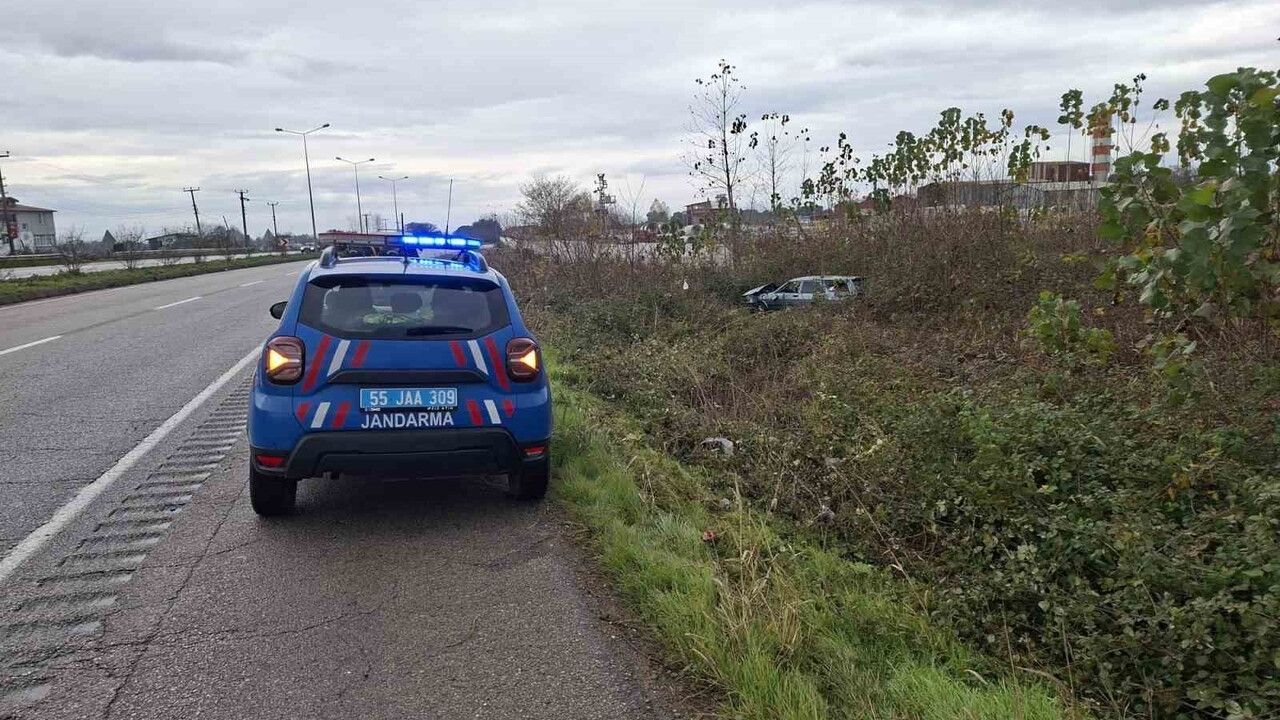Terme'de otomobil yoldan çıktı: 4 yaralı