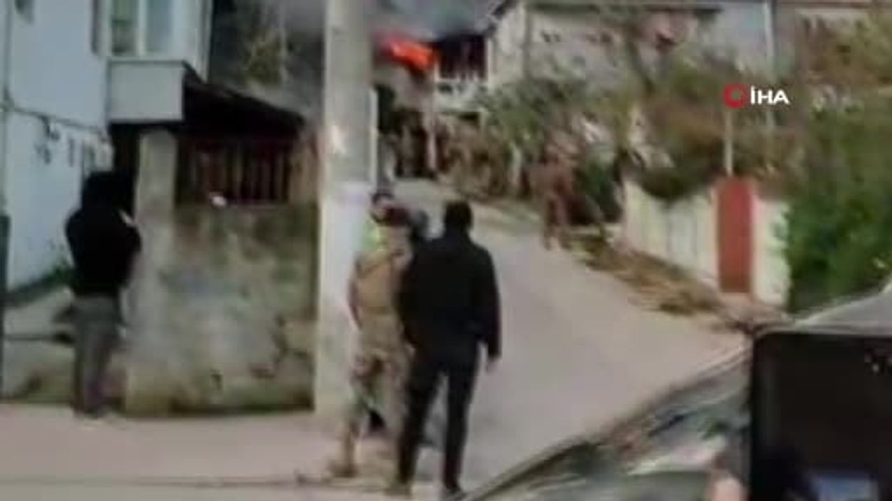 Teröristler bir evi ateşe verdi