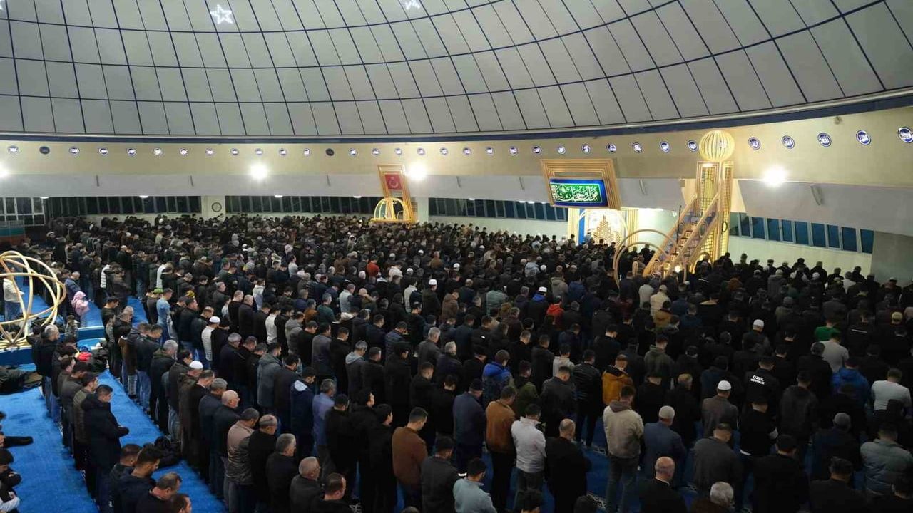 Terzibaba Camii'nde Regaip Kandili programı: Medet Şahin’in sohbetiyle manevi gece