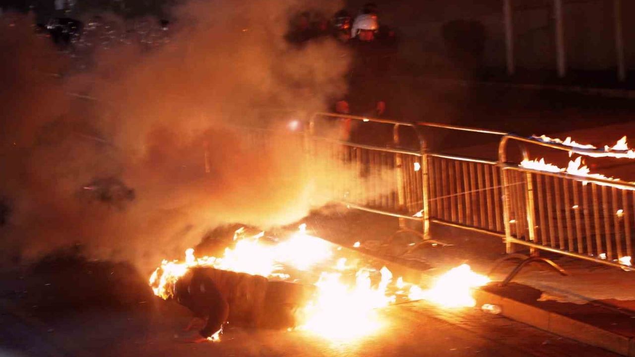 Tiran'da hükümet karşıtı gösteriler: Başbakanlık binasına molotof atıldı