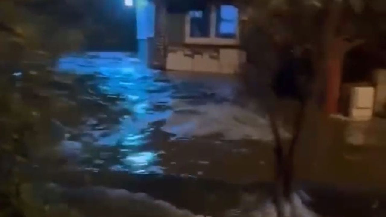 Tirebolu'da fırtına sahil hattında taşkına yol açtı