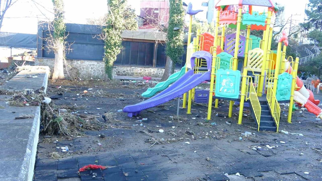 Tirebolu'da fırtına sahil ve iş yerlerinde hasara yol açtı