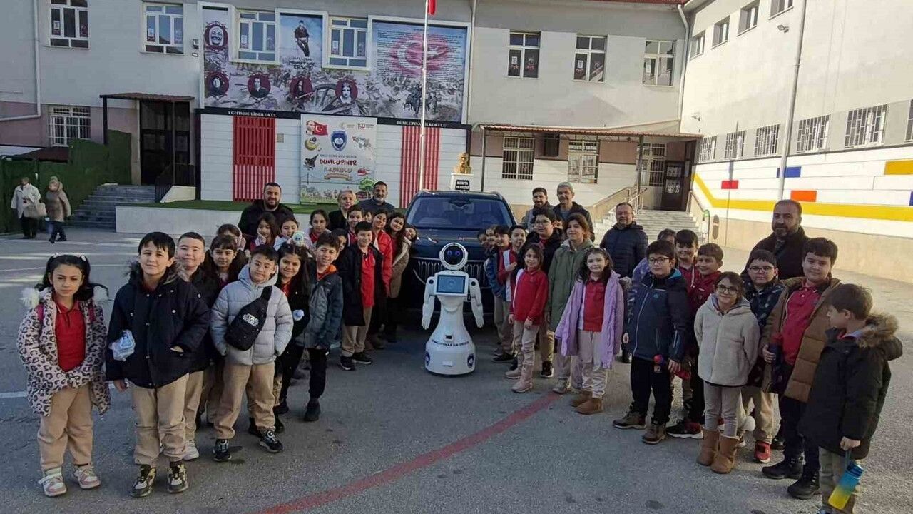 TOGG ile yerli ve milli 'Dumlu' robot Dumlupınar İlkokulu'nda tanıtıldı