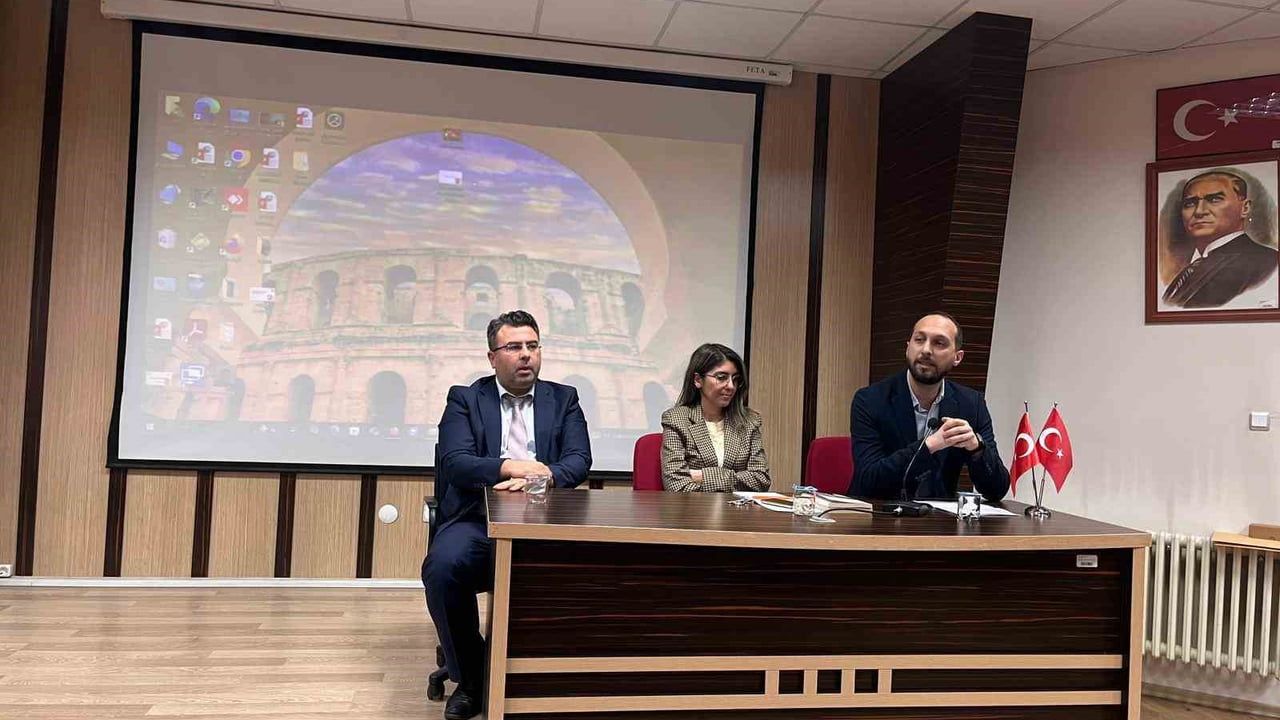 TOGÜ'de 'Âkif’i Anlamak' programı: Mehmet Âkif’in fikir ve edebi mirası konuşuldu