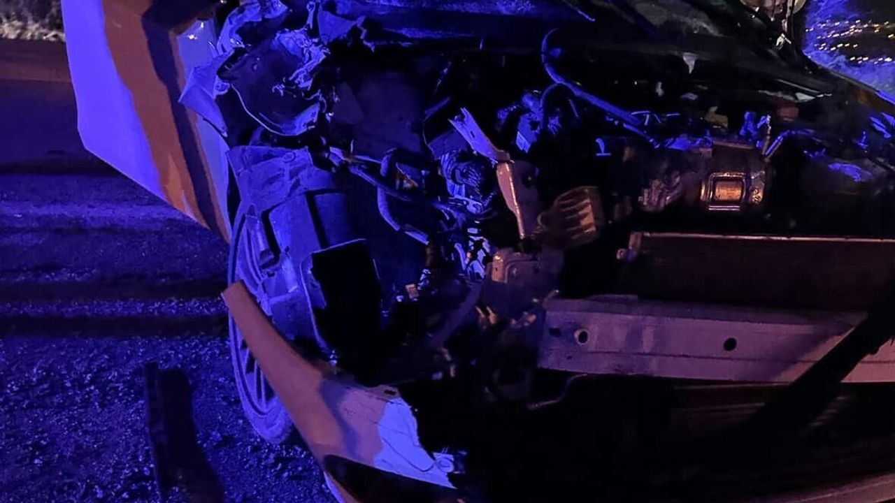 Tokat’ın Niksar ilçesinde otomobil traktöre çarptı: 4 yaralı