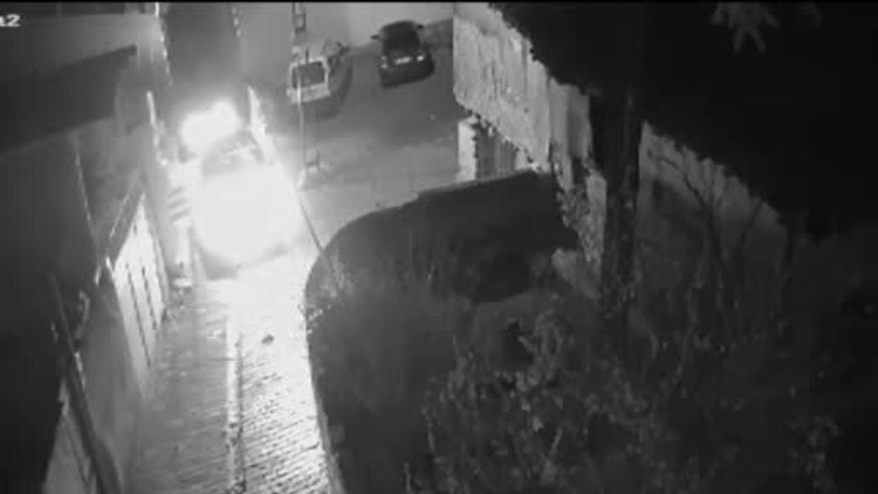 Tokat'ta husumetli komşunun park halindeki araca zarar verdiği anlar kamerada