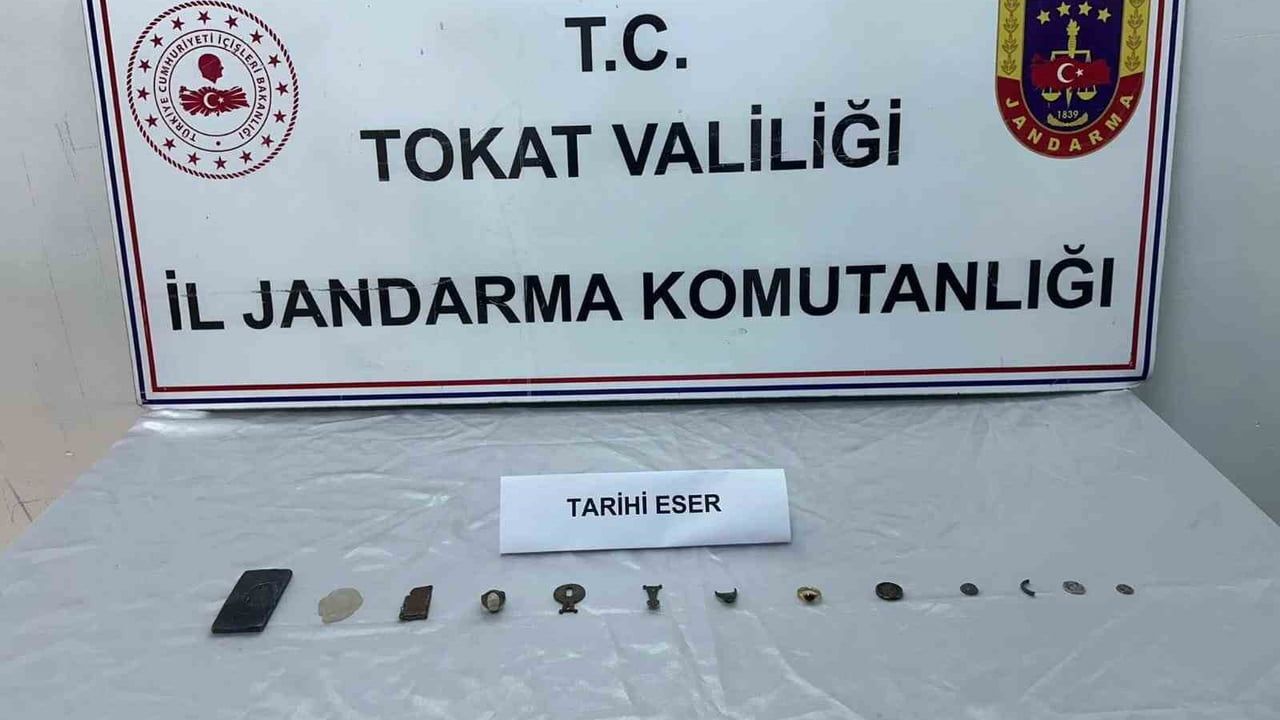 Tokat'ta jandarma ve emniyet ortak operasyonunda evde 13 parça tarihi eser ele geçirildi