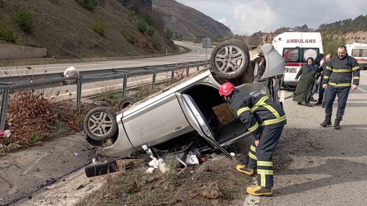 Tokat'ta Niksar-Reşadiye yolunda otomobil ters döndü: 5 yaralı