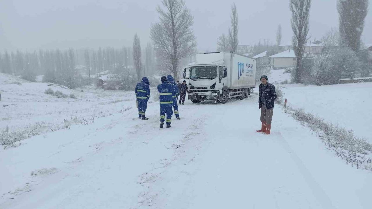Tokat’ta yoğun kar ulaşımı sekteye uğrattı: ağır tonajlı araçlar yolda kaldı