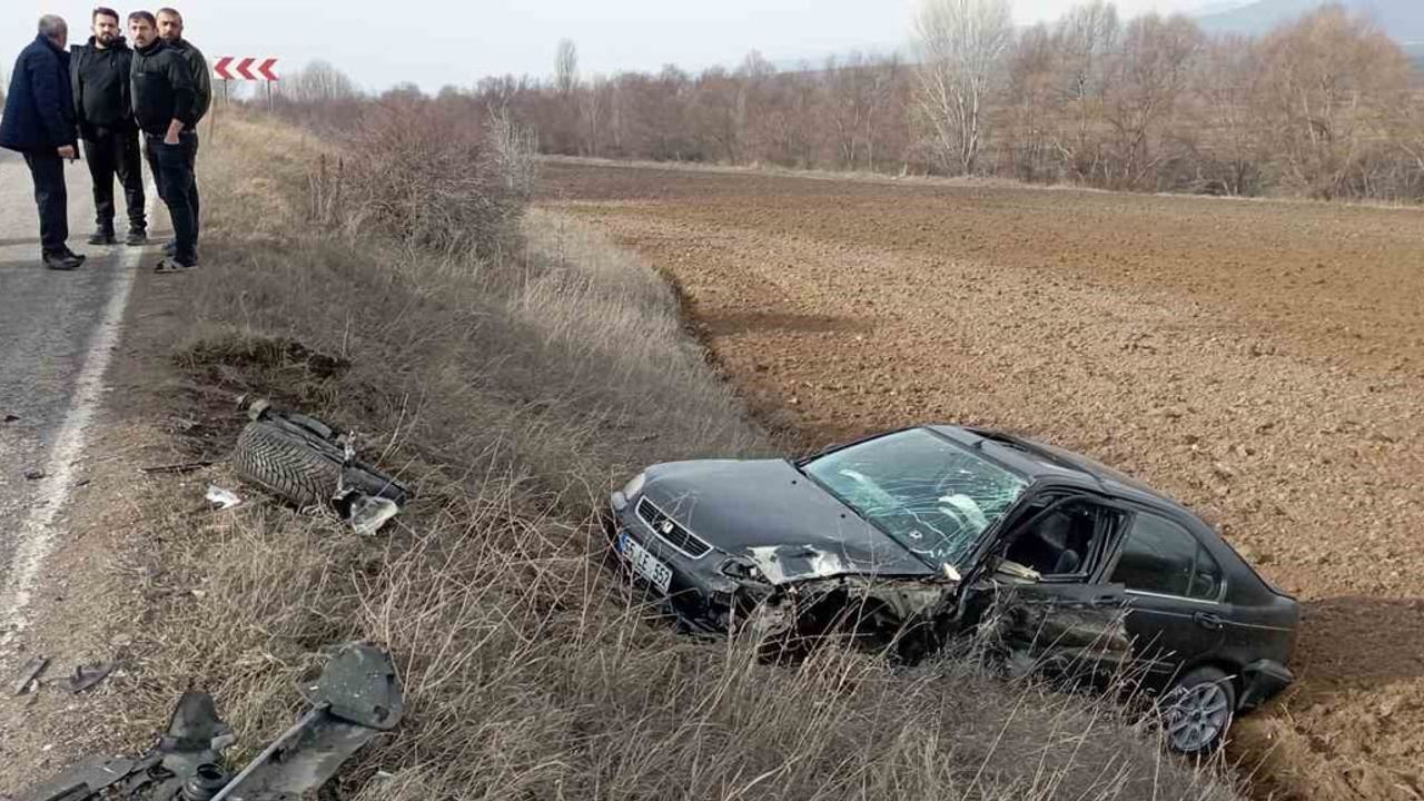Tokat Yeşilyurt'ta iki otomobil kafa kafaya çarpıştı: 3 yaralı