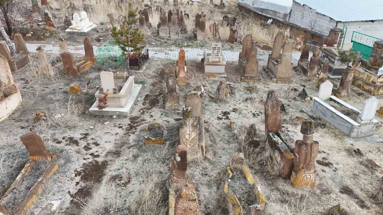 Tomarza'da Orta Asya'dan Anadolu'ya Uzanan Mezar Taşları