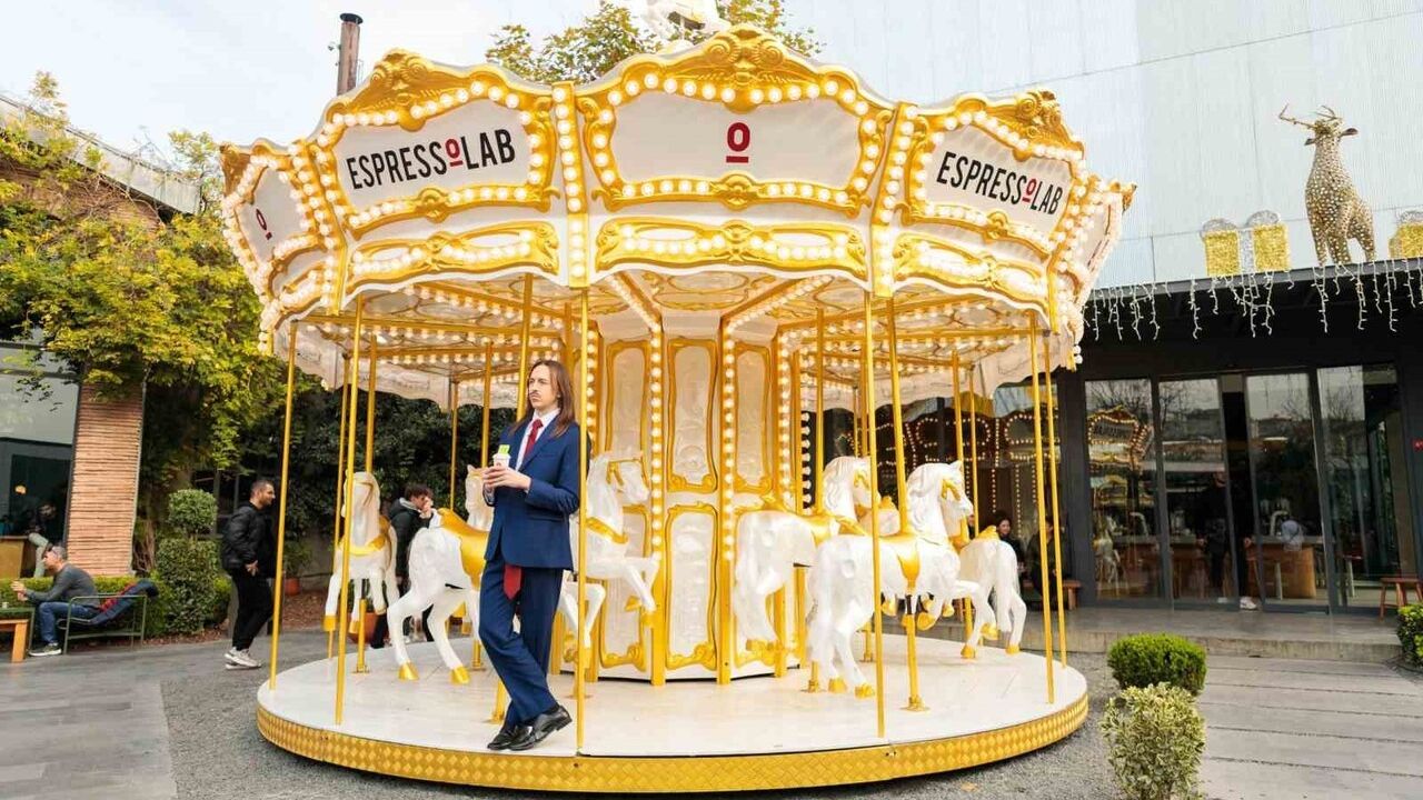 Tommy Cash’tan Espressolab’ta Sürpriz Flashmob Performansı