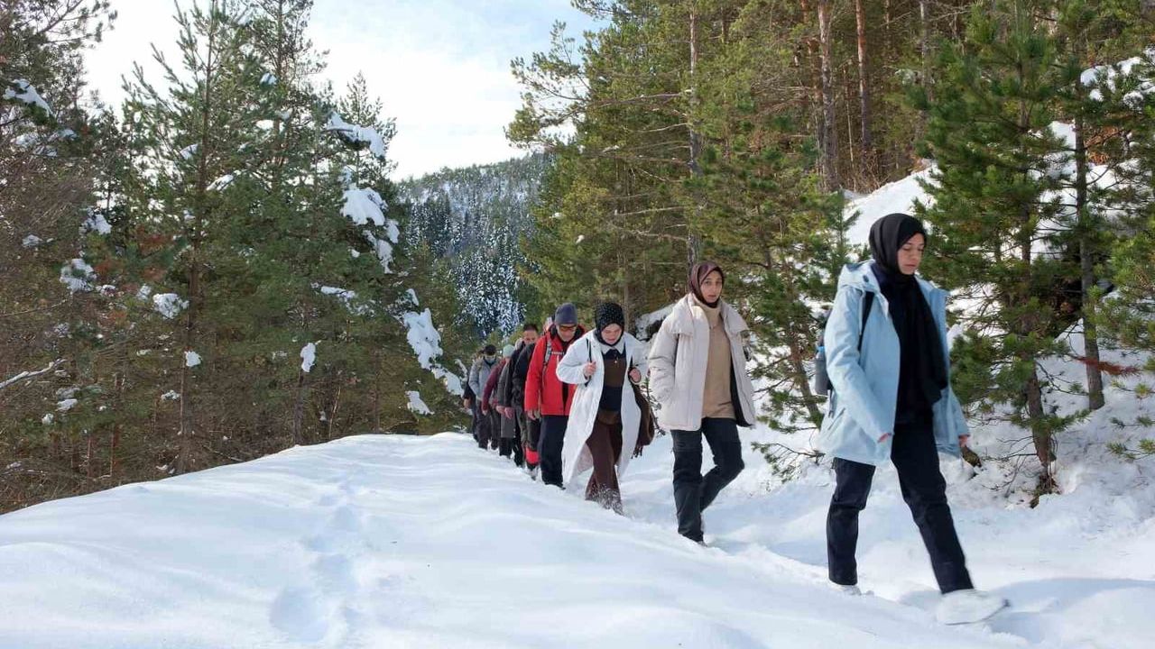 Torul'un zirvelerinde kış yürüyüşü: 22 doğasever doğada dinlendi