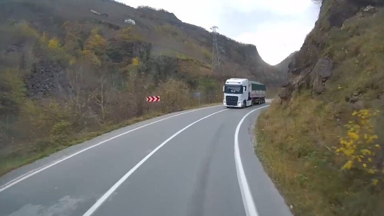 Trabzon Araklı'da tehlikeli sürüş anları araç kameralarına yansıdı