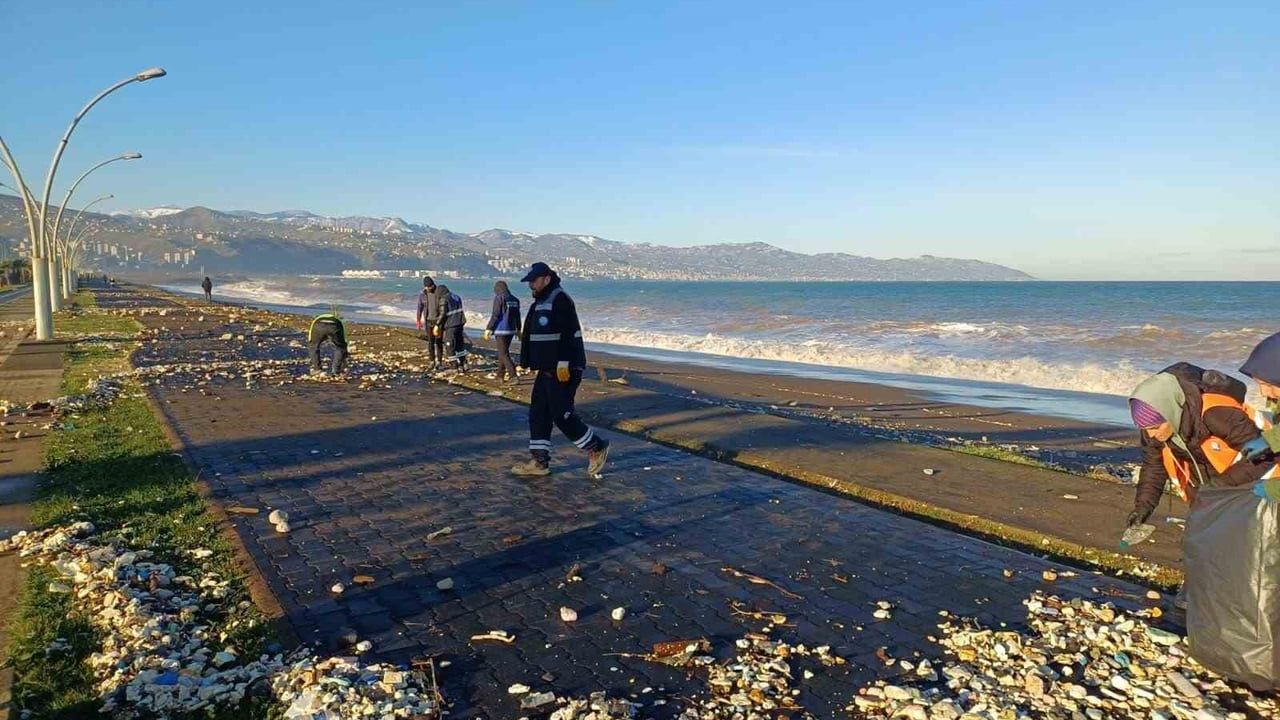 Trabzon Ayasofya Sahilinde Fırtına Sonrası Temizlik Çalışması