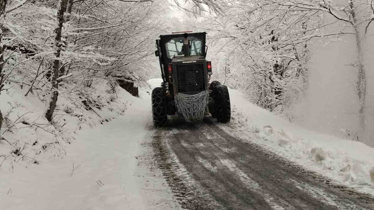 Trabzon Büyükşehir ekipleri Güzelyayla’da kapalı yolu açarak hastaya ulaştırdı