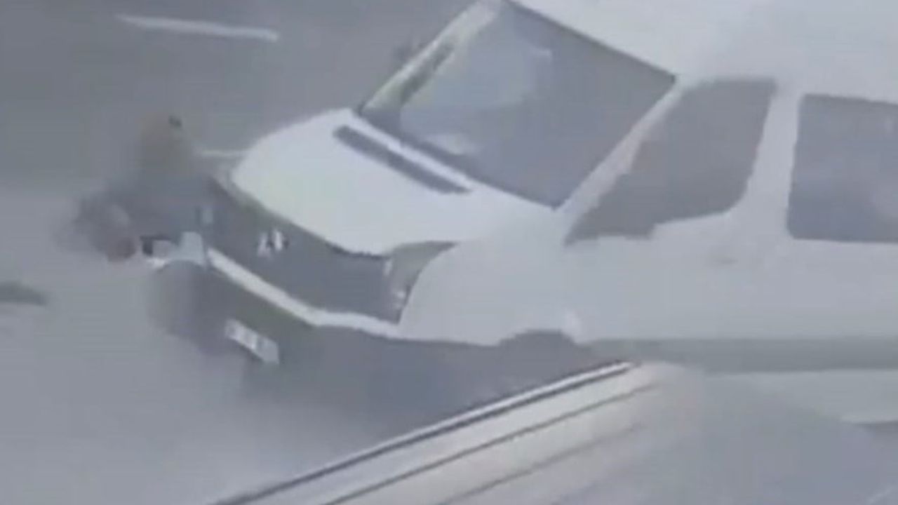 Trabzon'da dolmuş bekleyen kadın minibüsün altında sürüklendi