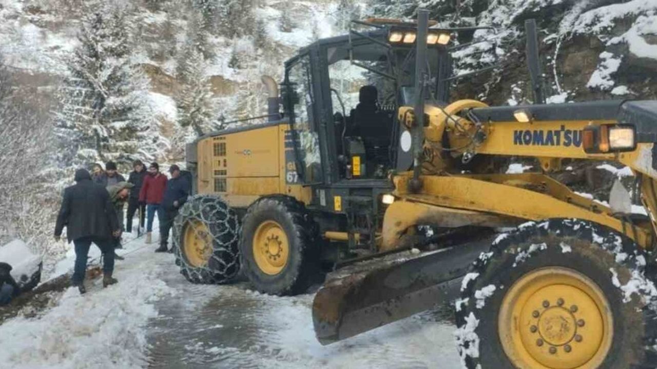 Trabzon'da kış mesaisi: Büyükşehir ekipleri karla mücadelede