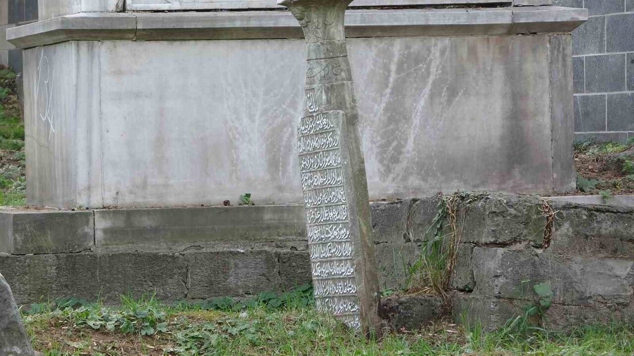 Trabzon'da tarihî mezar taşları karekodla dijital kayda alınıyor