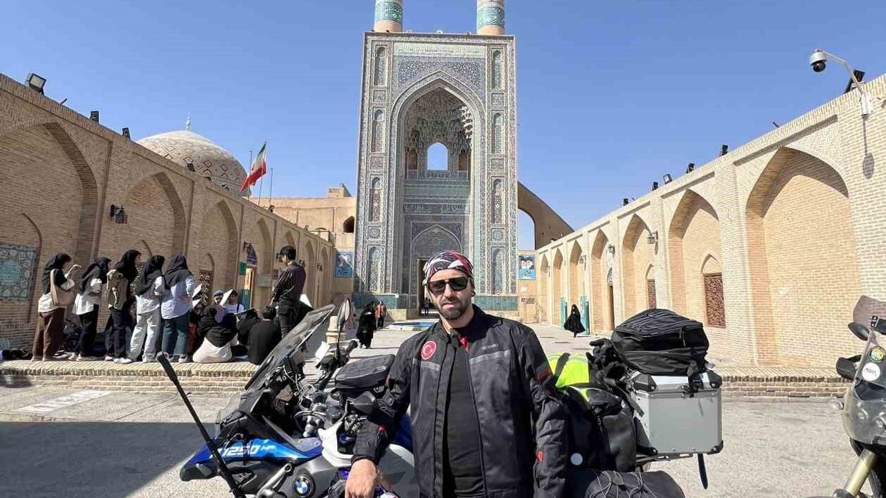 Trabzonlu İki Arkadaş 11 Bin Kilometrelik Motosikletle Umre Yolculuğunu Tamamladı