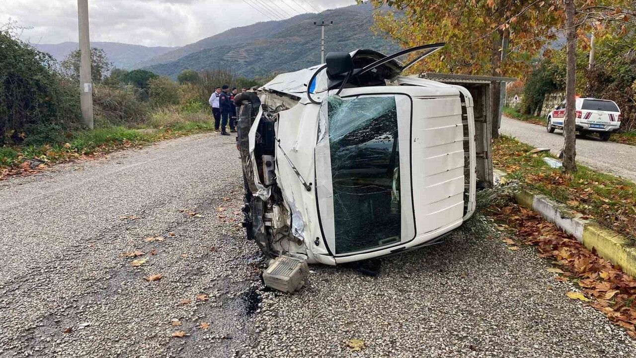 Traktörün ani şerit değişimi kamyoneti devirdi: Ödemiş'te yaralanma