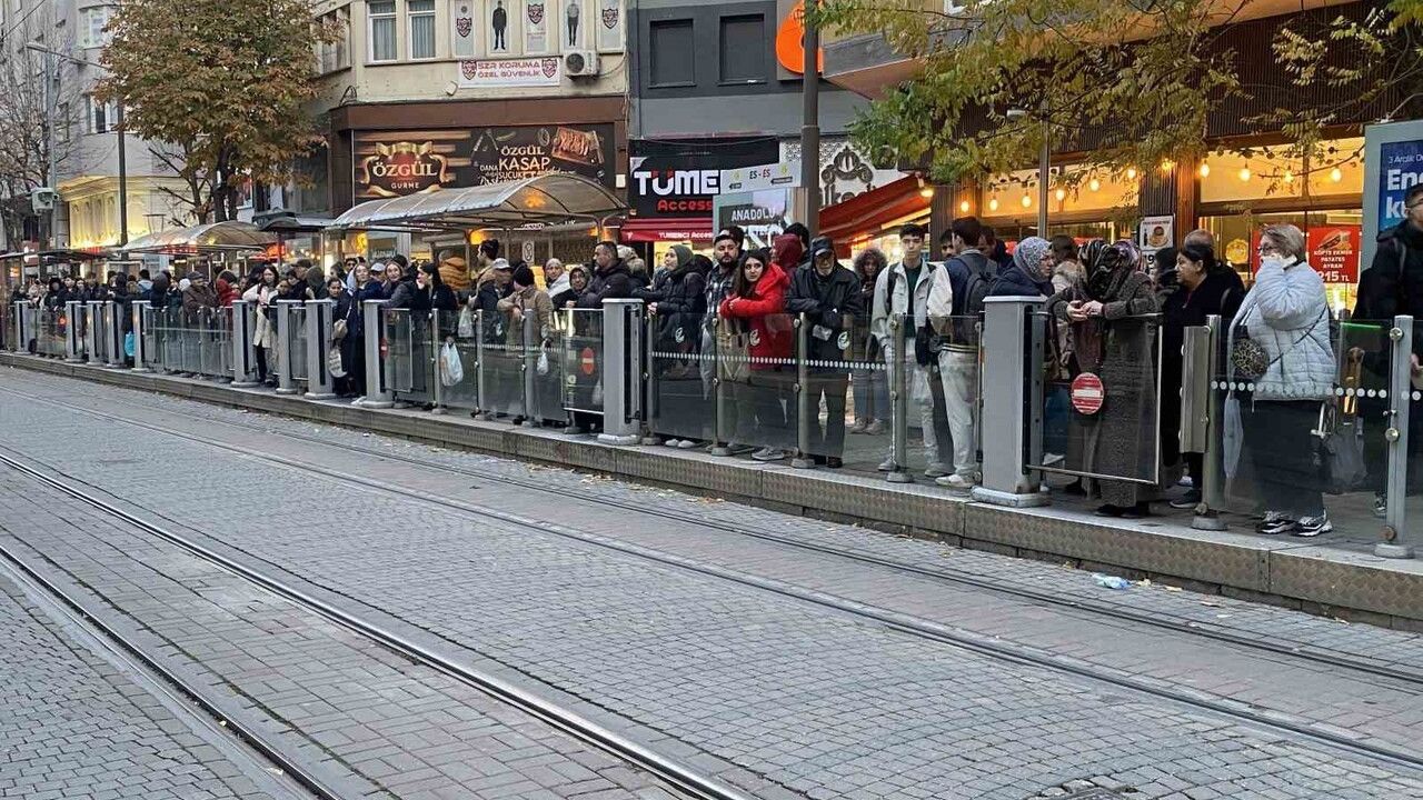 Tramvay seferlerinde teknik arıza: Duraklarda yoğunluk yaşandı