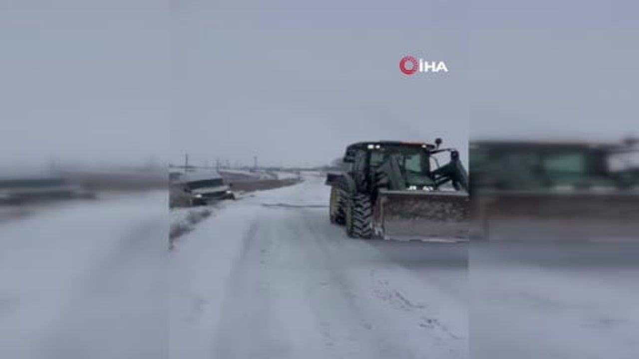 Tufanbeyli'de işçi servisi devrildi, yardım ambulansı kara saplandı