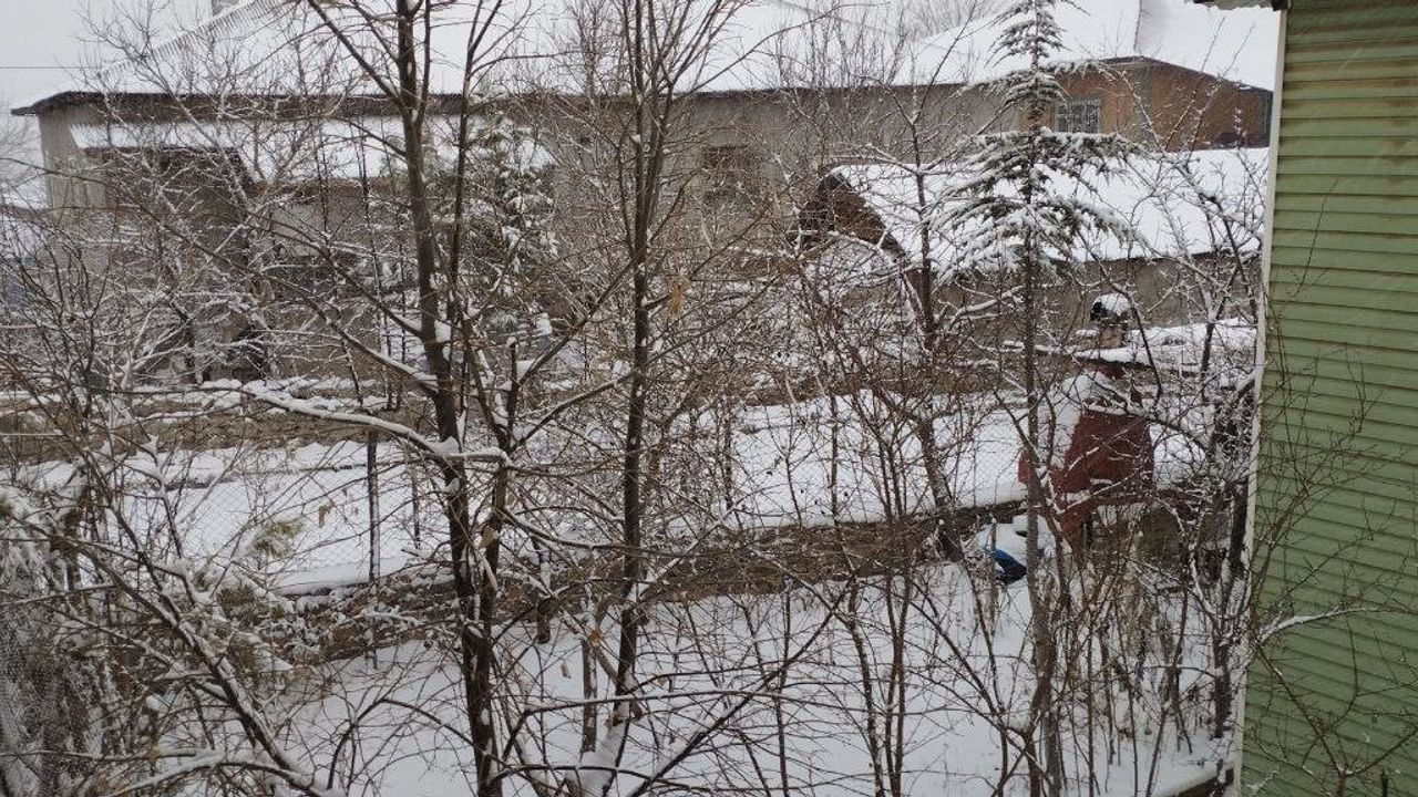 Tufanbeyli'de kar yağışı ilçe merkezini beyaza bürüdü