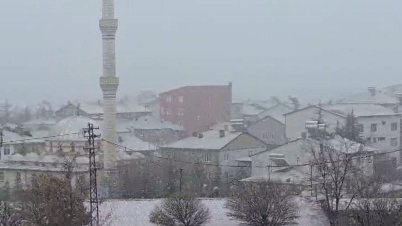 Tufanbeyli'de kısa süreli kar yağışı ilçeyi beyaza bürüdü