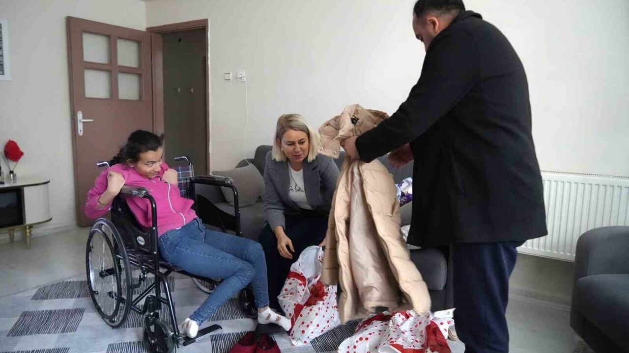 Tuğba Ateş'e Destek: Niğde Ömer Halisdemir Üniversitesi'nden Tekerlekli Sandalye ve Kıyafet Yardımı