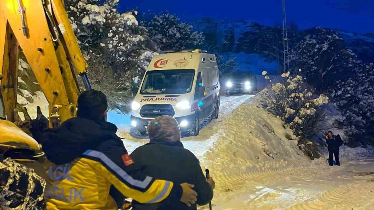 Tunceli'de 112 ekipleri karla kapanan yollarda iki hastayı zamanında hastaneye ulaştırdı