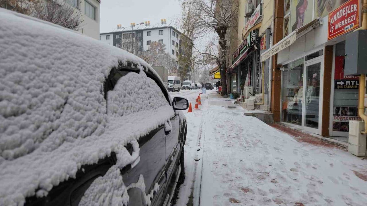 Tunceli'de Kar Yağışı Etkisini Artırdı, Kent Beyaza Büründü