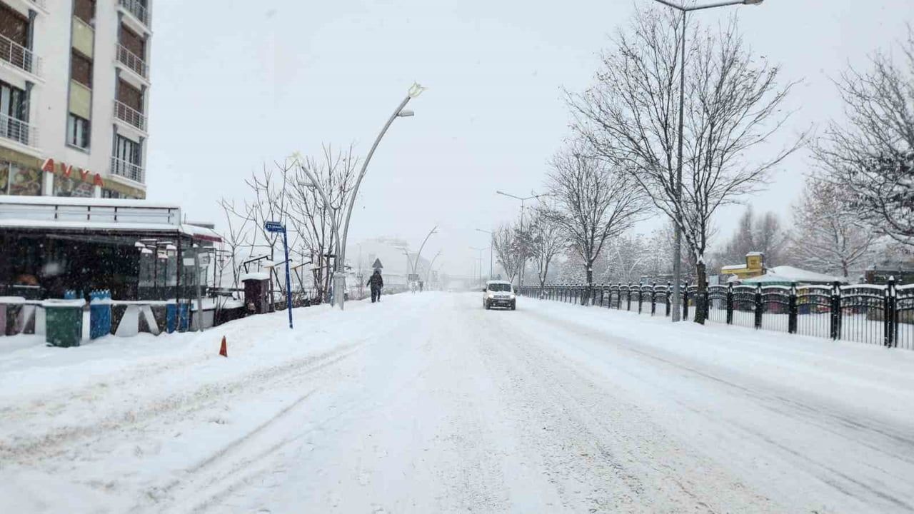 Tunceli'de motokuryeler ve kış lastiği olmayan araçların trafiğe çıkışı yasaklandı