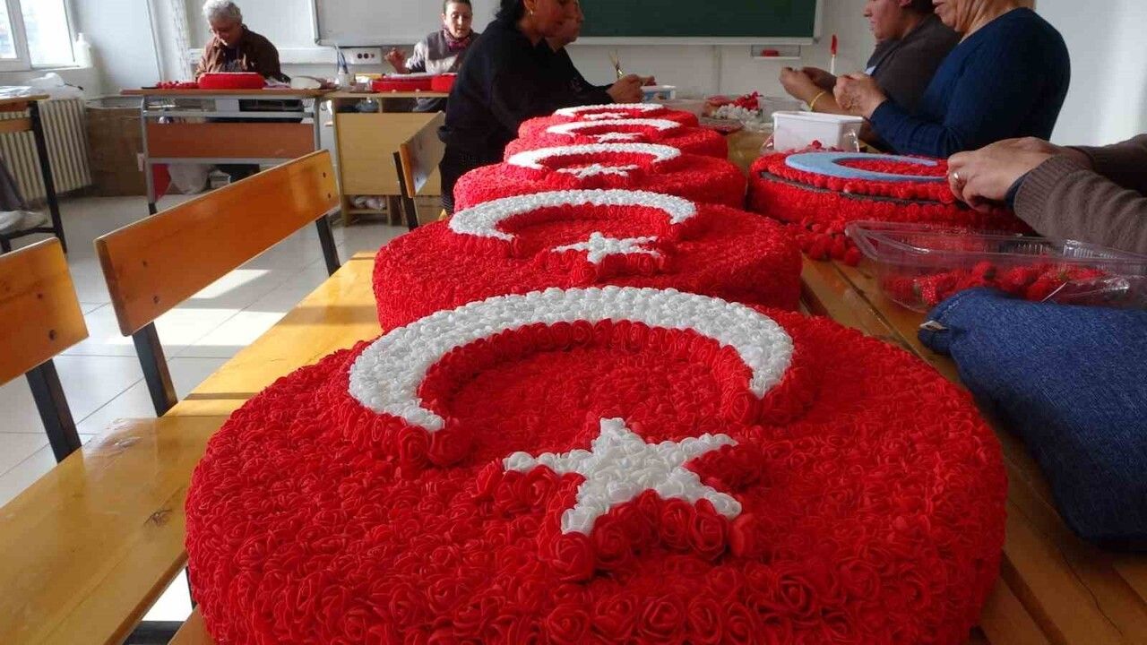 Tunceli Hozat'ta 16 kadın yapay çiçeklerle Türk Bayrağı üretiyor