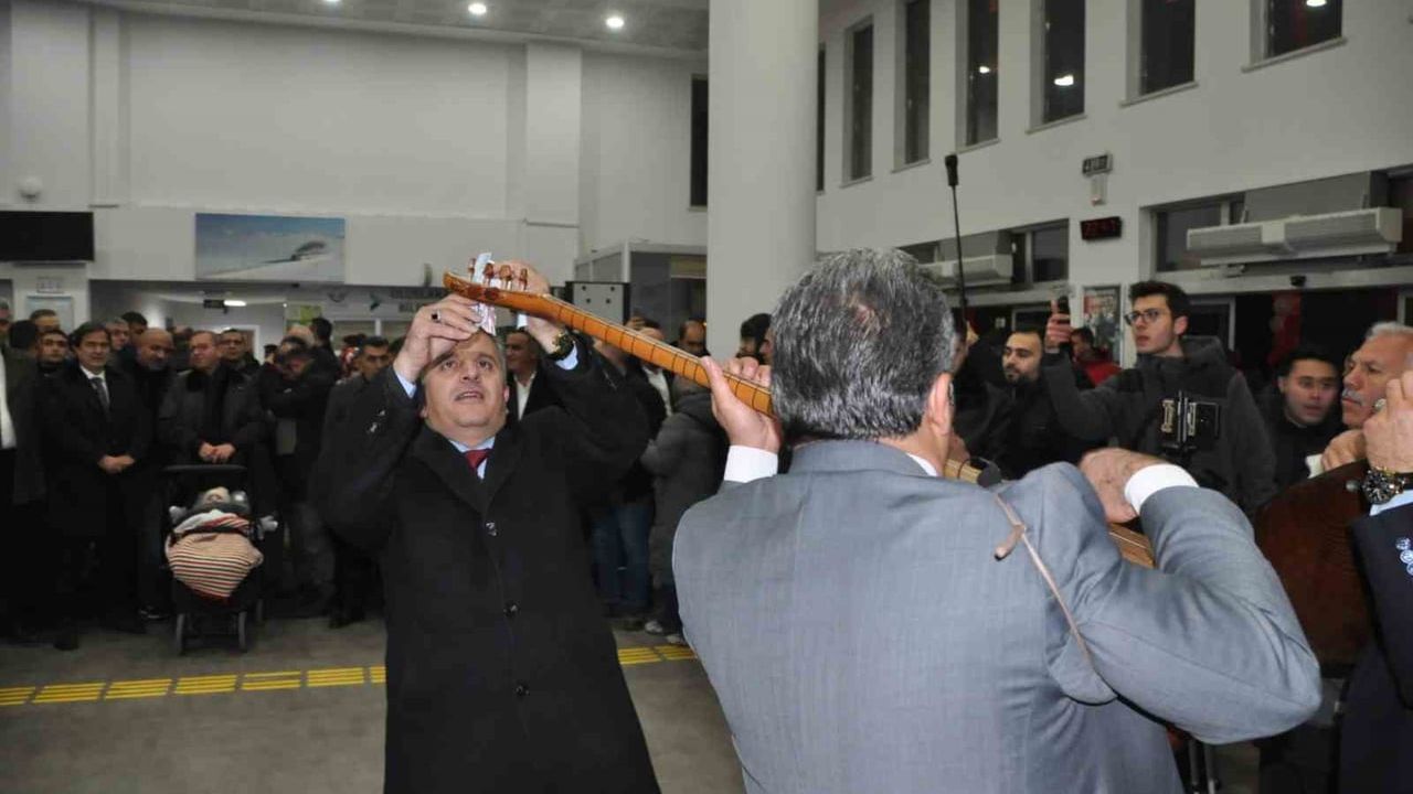 Turistik Doğu Ekspresi Kars’ta coşkuyla karşılandı