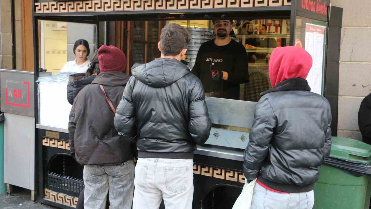 Turistler Diyarbakır’da Lübnan künefesine yoğun ilgi gösteriyor