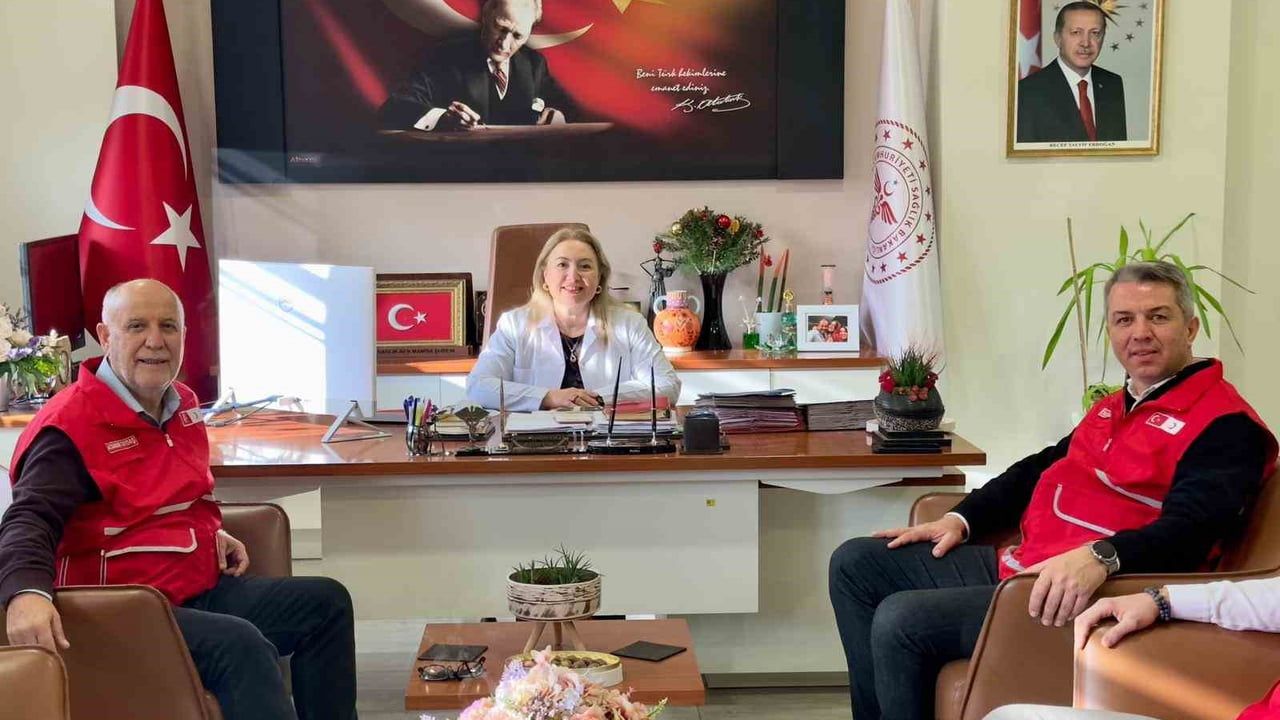 Türk Kızılay Manisa’dan Merkezefendi Devlet Hastanesi’ne giysi ve hijyen desteği