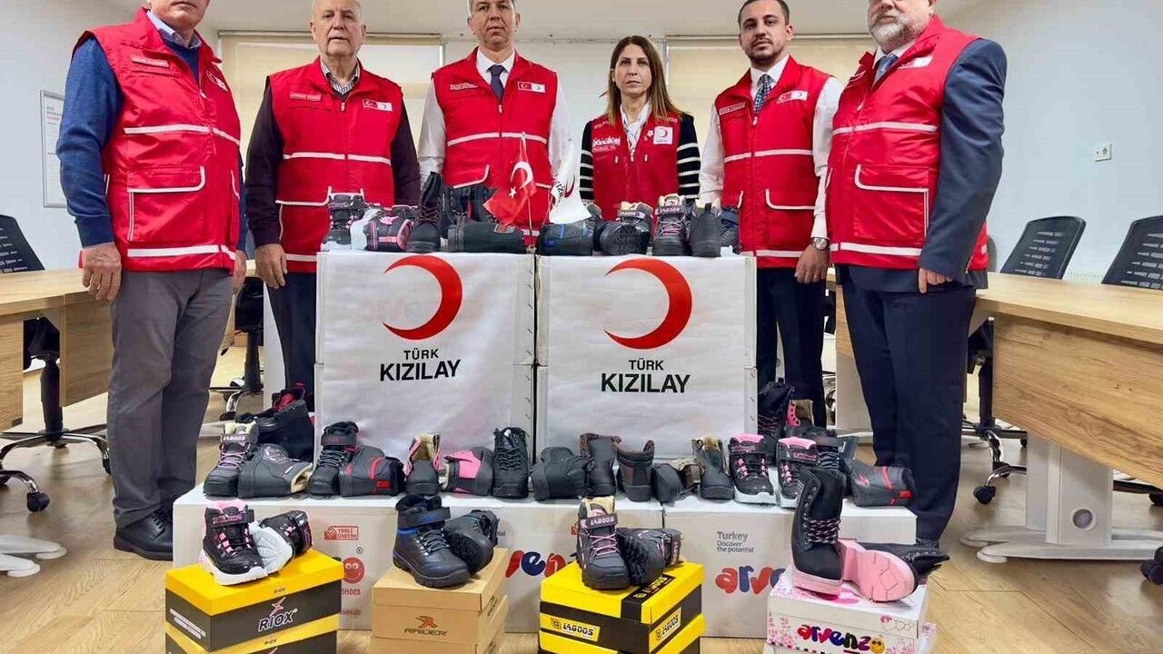 Türk Kızılay Manisa'dan "Soğuk hava değil iyilik kazansın" kışlık ayakkabı kampanyası