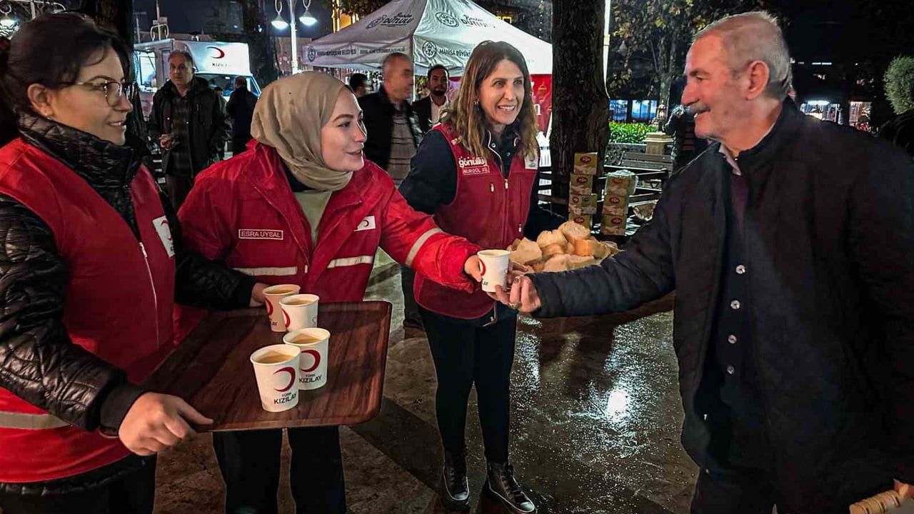 Türk Kızılay Manisa, Regaip Kandili'nde Saruhan Bey Camii'nde bin kişiye ikram dağıttı