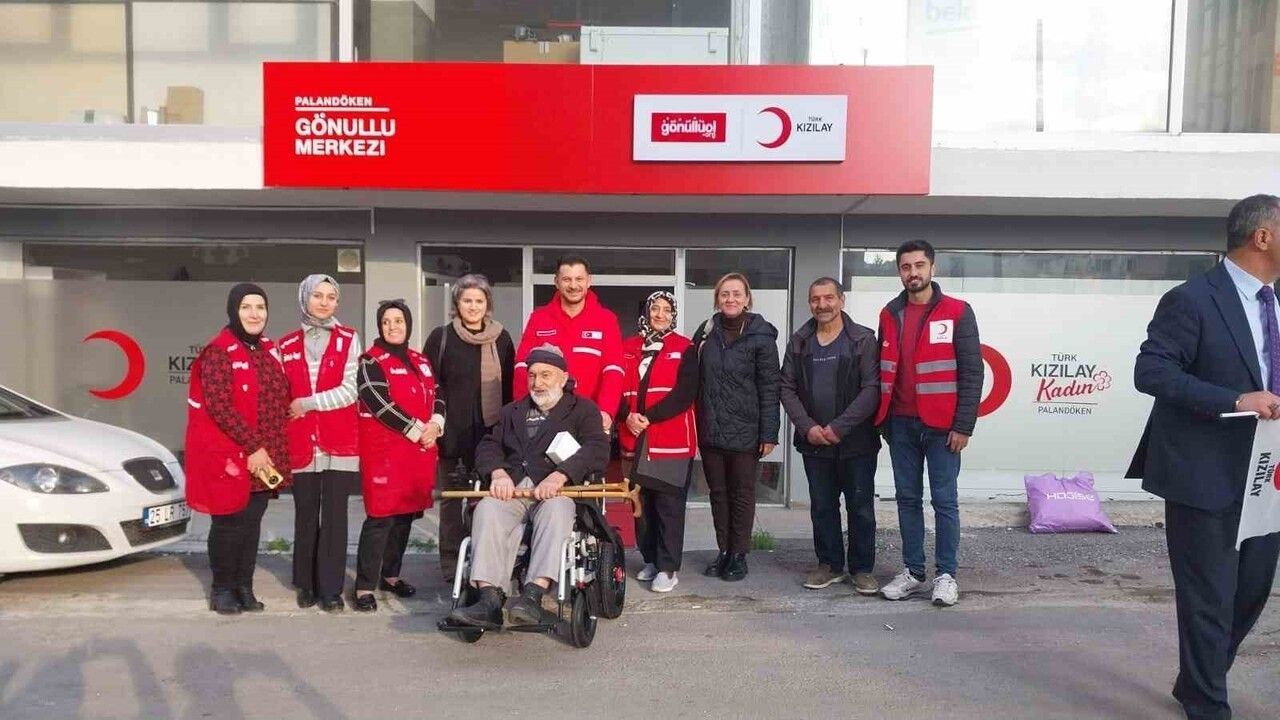 Türk Kızılay Palandöken Şubesi 12 Engelliye Tekerlekli Sandalye Teslim Etti