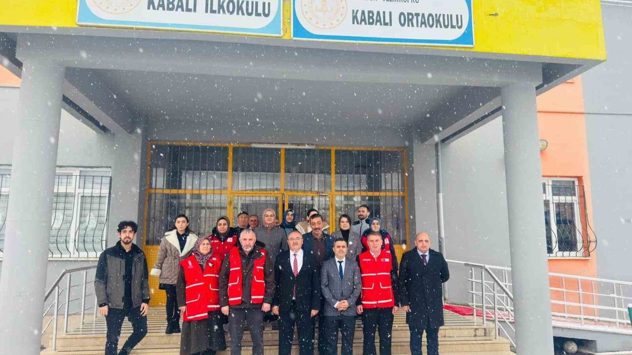 Türk Kızılay Vezirköprü'de 88 öğrenciye kış yardımı