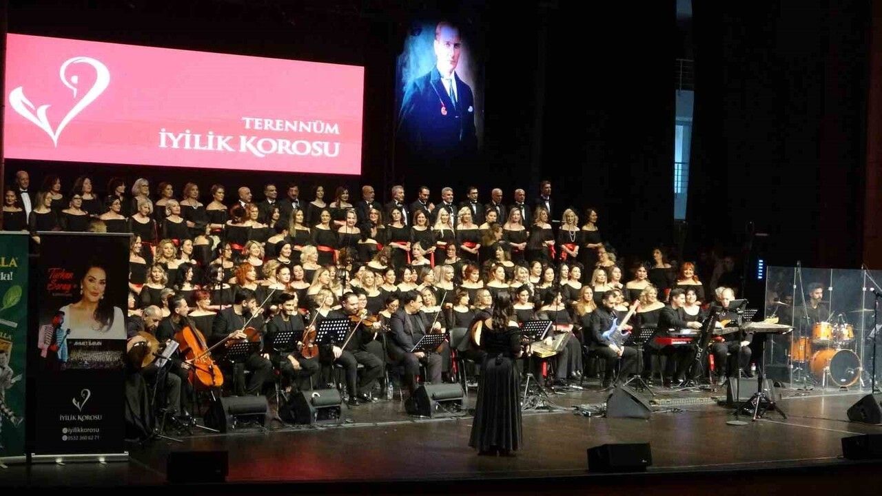 Türkan Şoray 'İyilik Korosu' ile Mersin'de sahne aldı