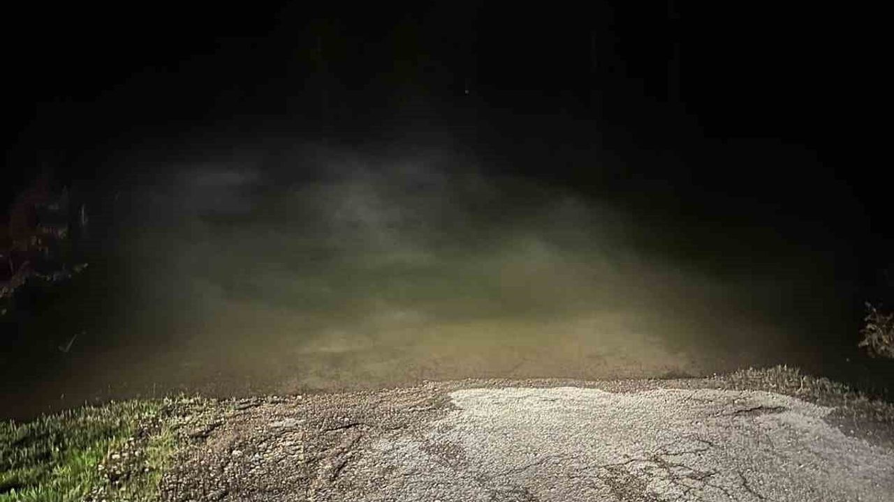 Türkeli'de kapanan yol gölete döndü — Navigasyonla gelen sürücü faciayı önledi