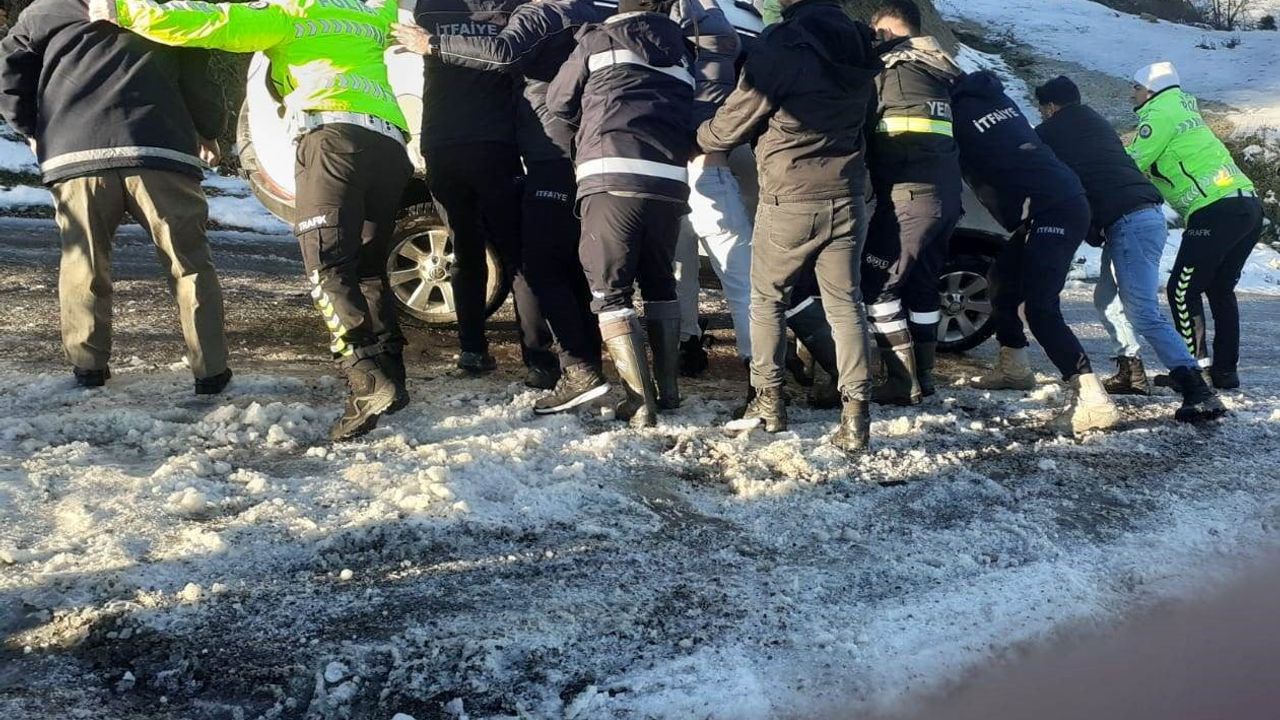 Türkeli’de yol buzlanması sonucu otomobil yan yattı