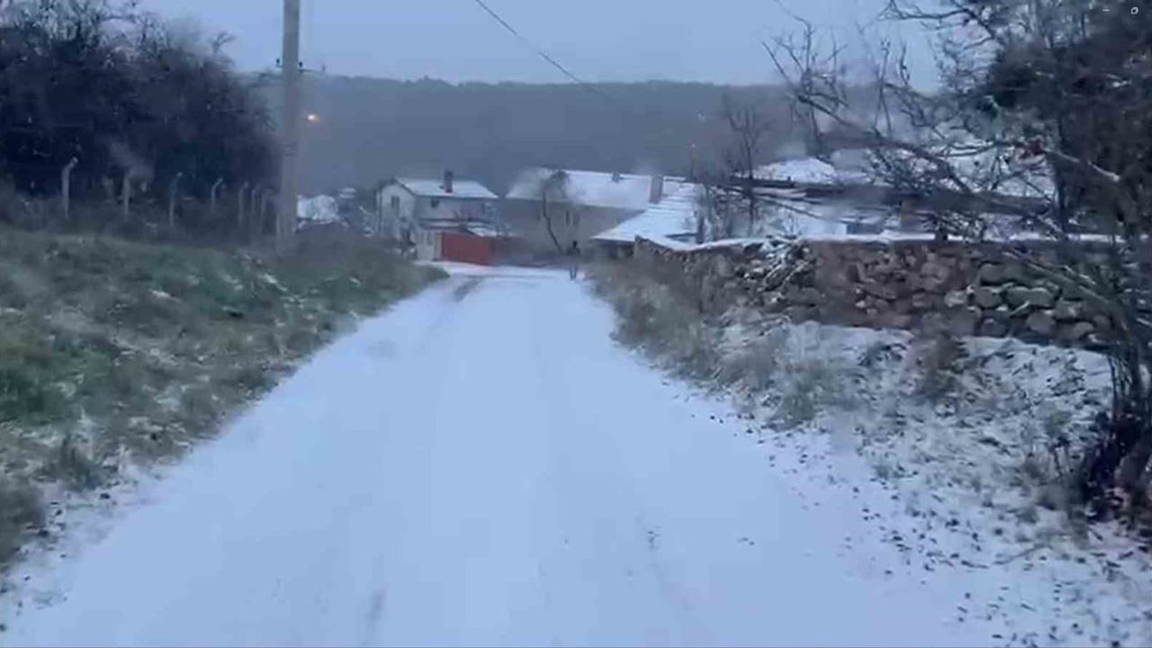 Türkmendağı etekleri karla kaplandı